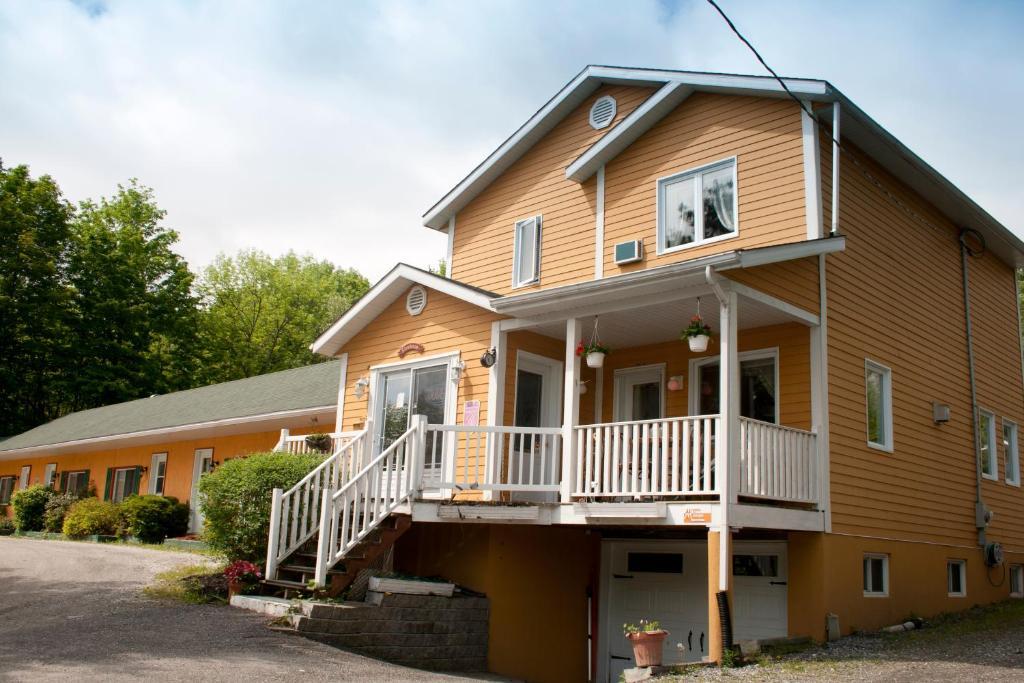 Motel De La Montagne Orford Buitenkant foto